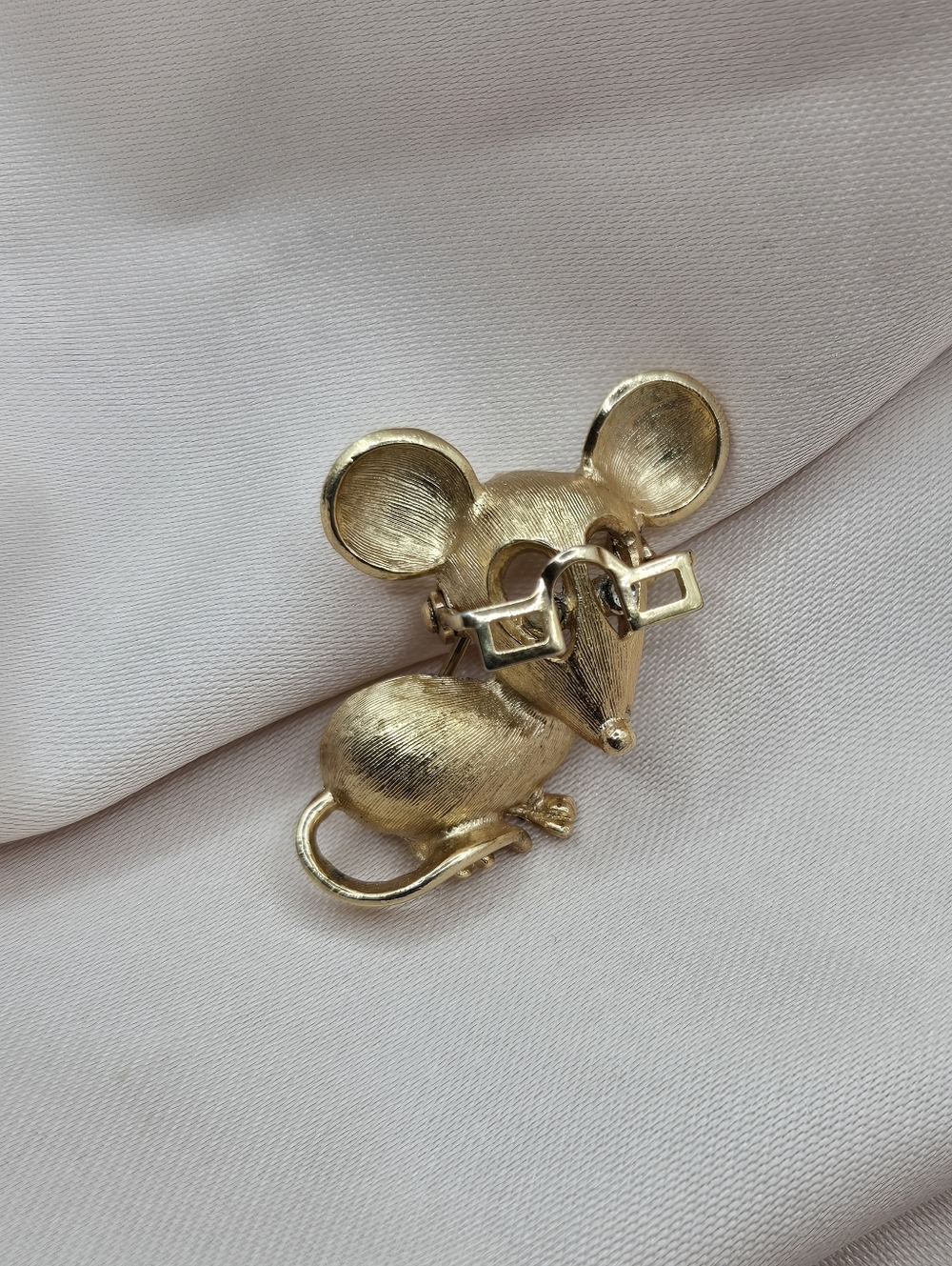 Vintage Avon Gold Mouse Pin Brooch with Moving Glasses